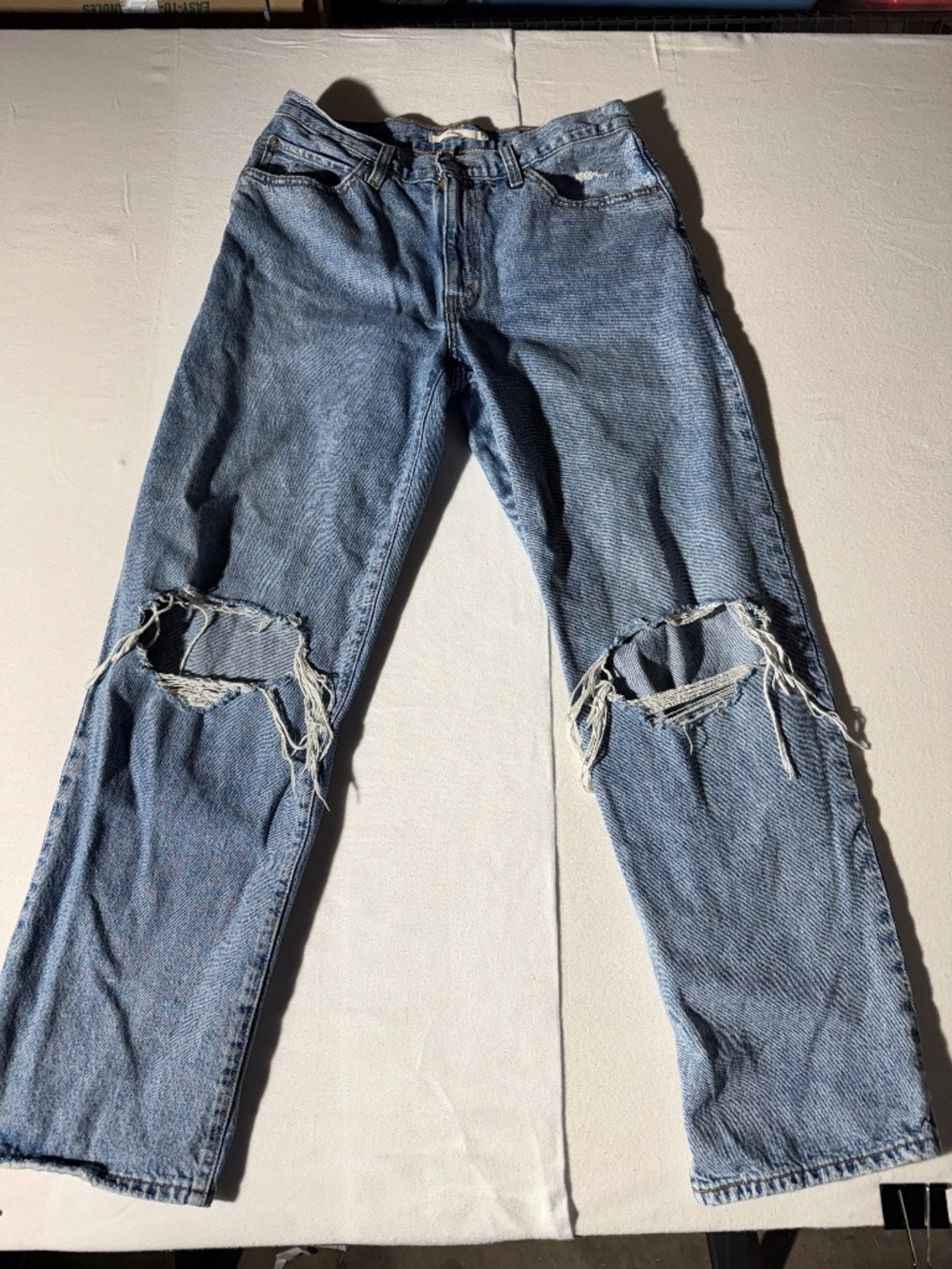 Levi’s ’94 Baggy Distressed Knee Jeans Light Wash Size 30